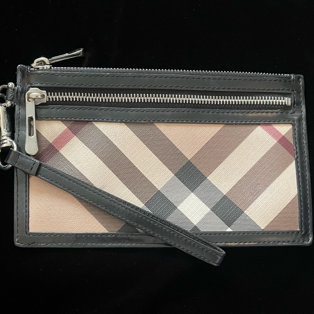 Burberry Wristlet Bag 8x5 Perfect for evening out - Picture 2 of 6